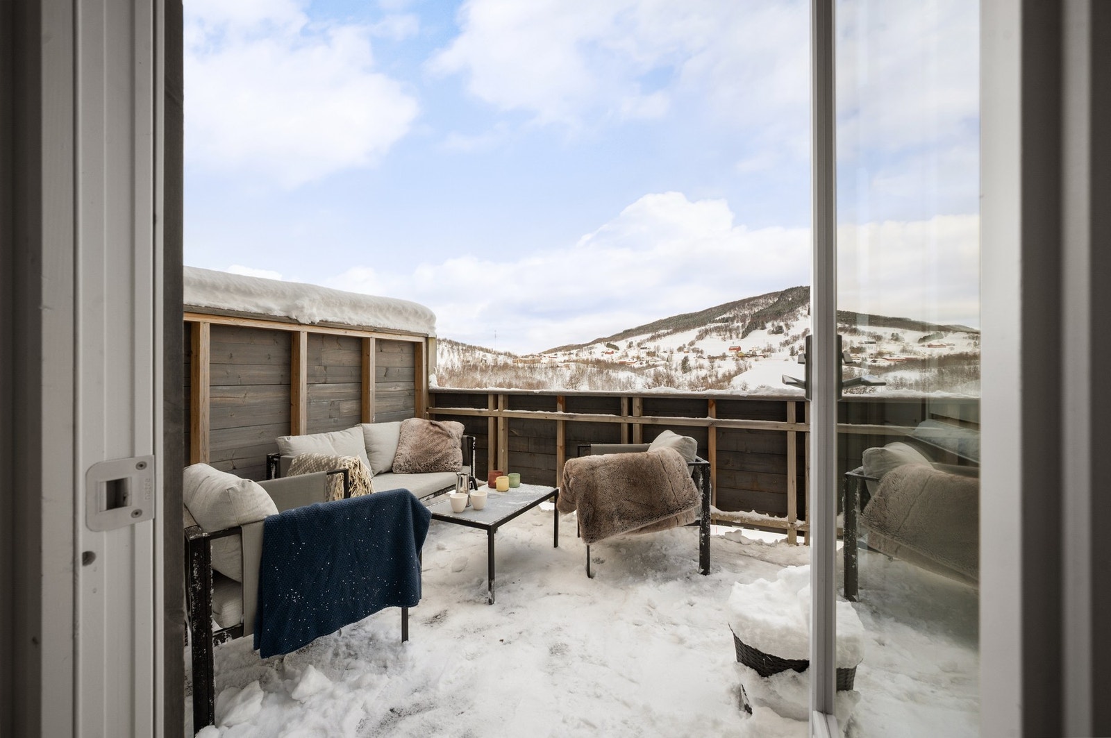 Solrik og flott balkong med plass til utemøbler og grill Galleribilde