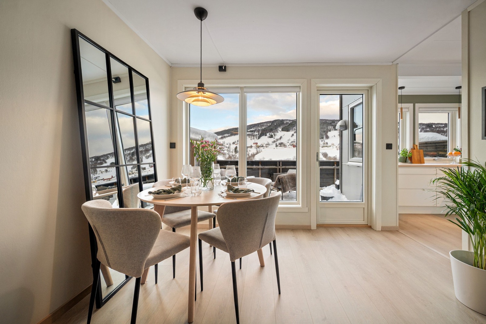 Spisegruppe med rom for hyggelige måltider med familie og venner Galleribilde