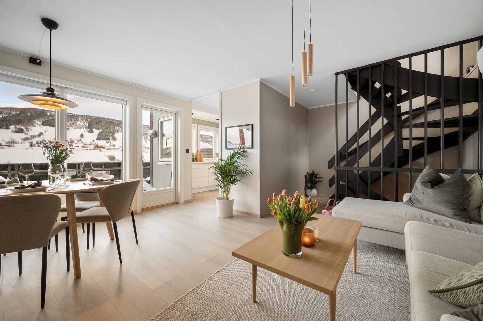 Stuen får rikelig med naturlig lys gjennom vinduer og verandadør Galleribilde