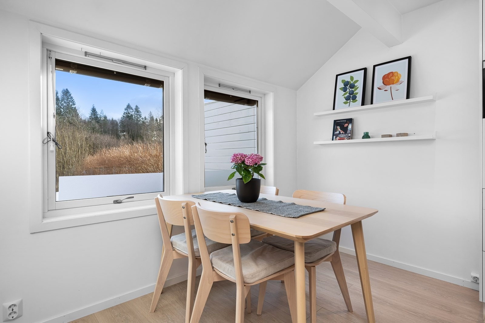 Det er god plass for familien rundt middagsbordet. Galleribilde