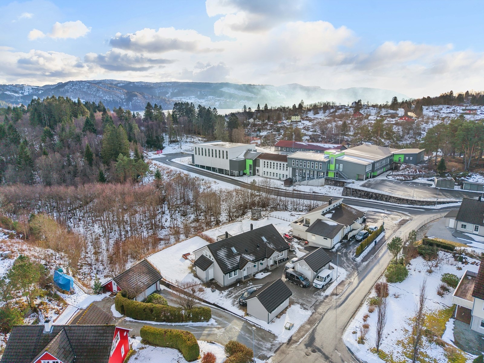 Skolen ligger kun 2 minutters gange fra boligen. Galleribilde