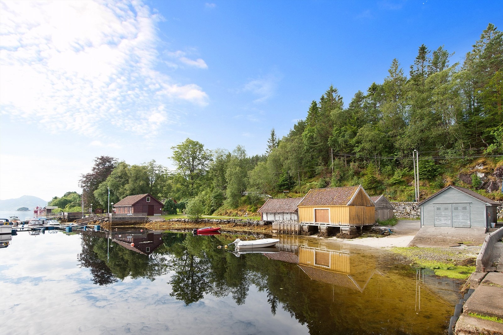På Hjelmås finner du søndagsåpen dagligvarebutikk samt flott badestrand og kai som kan brukes flittig på sommeren. Galleribilde