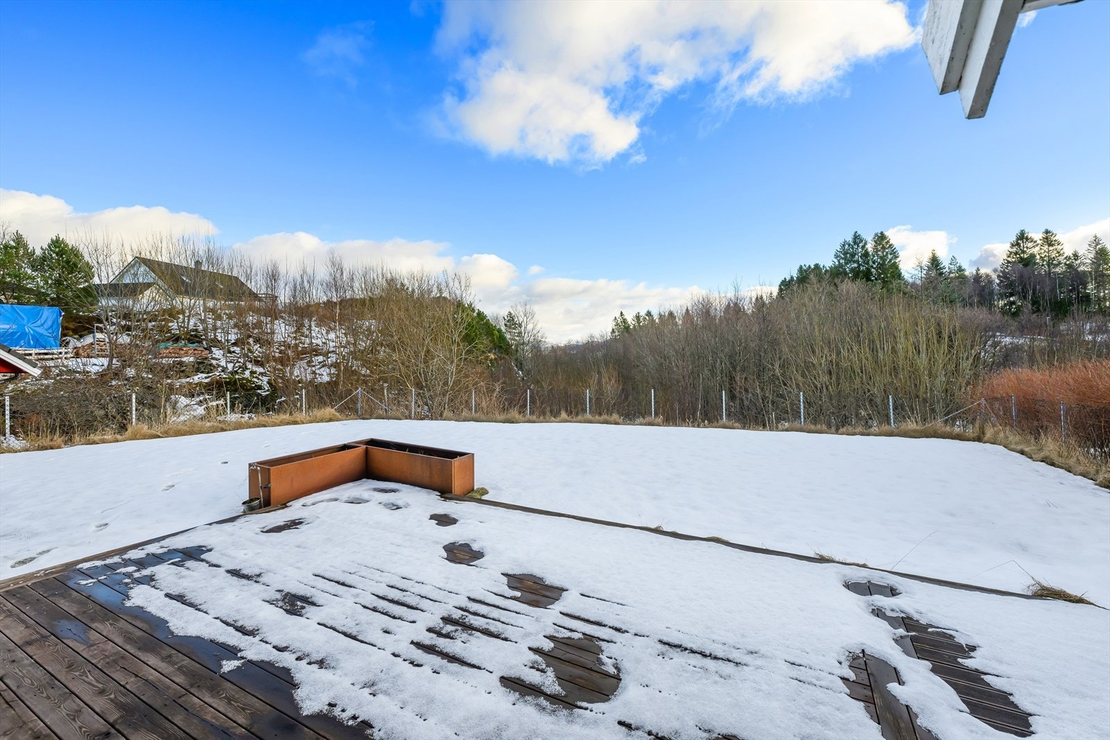 Solrik tomt som er opparbeidet med gressplen, terrasse og hellelagt adkomst til hage. Galleribilde