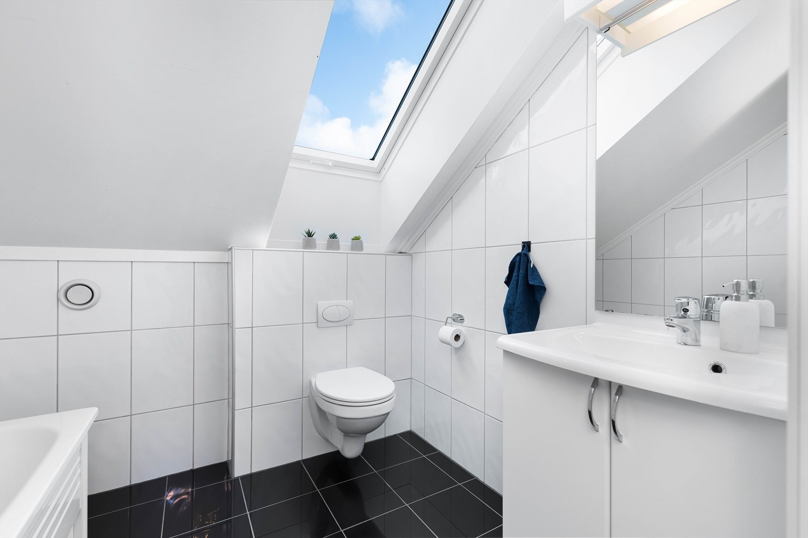 Også i denne etasjen har man et lekkert helfliset bad. Galleribilde