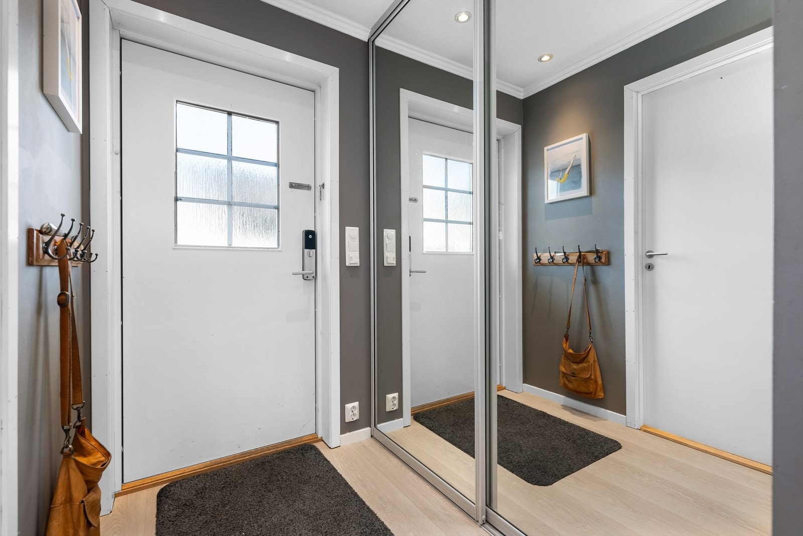 Entré hvor en kan henge fra seg yttertøy og sko i praktisk skyvedørsgarderobe. Galleribilde