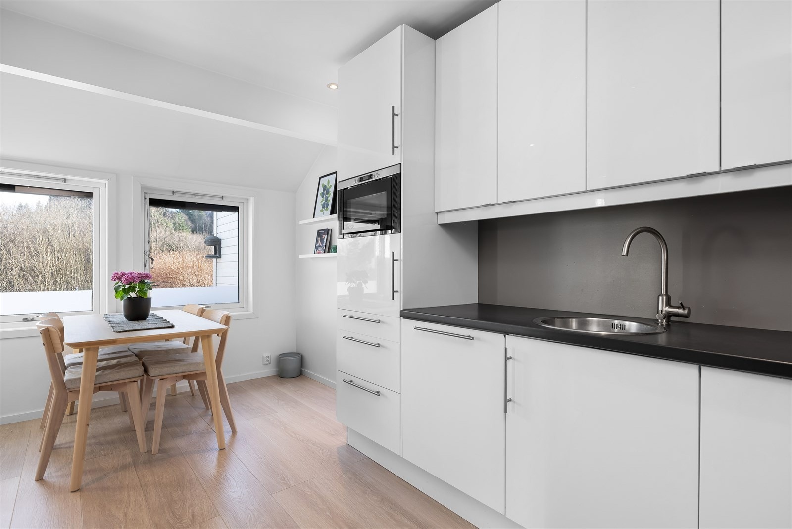 Av integrerte hvitevarer har man mikrobølgeovn, stekeovn, platetopp og oppvaskmaskin. Galleribilde