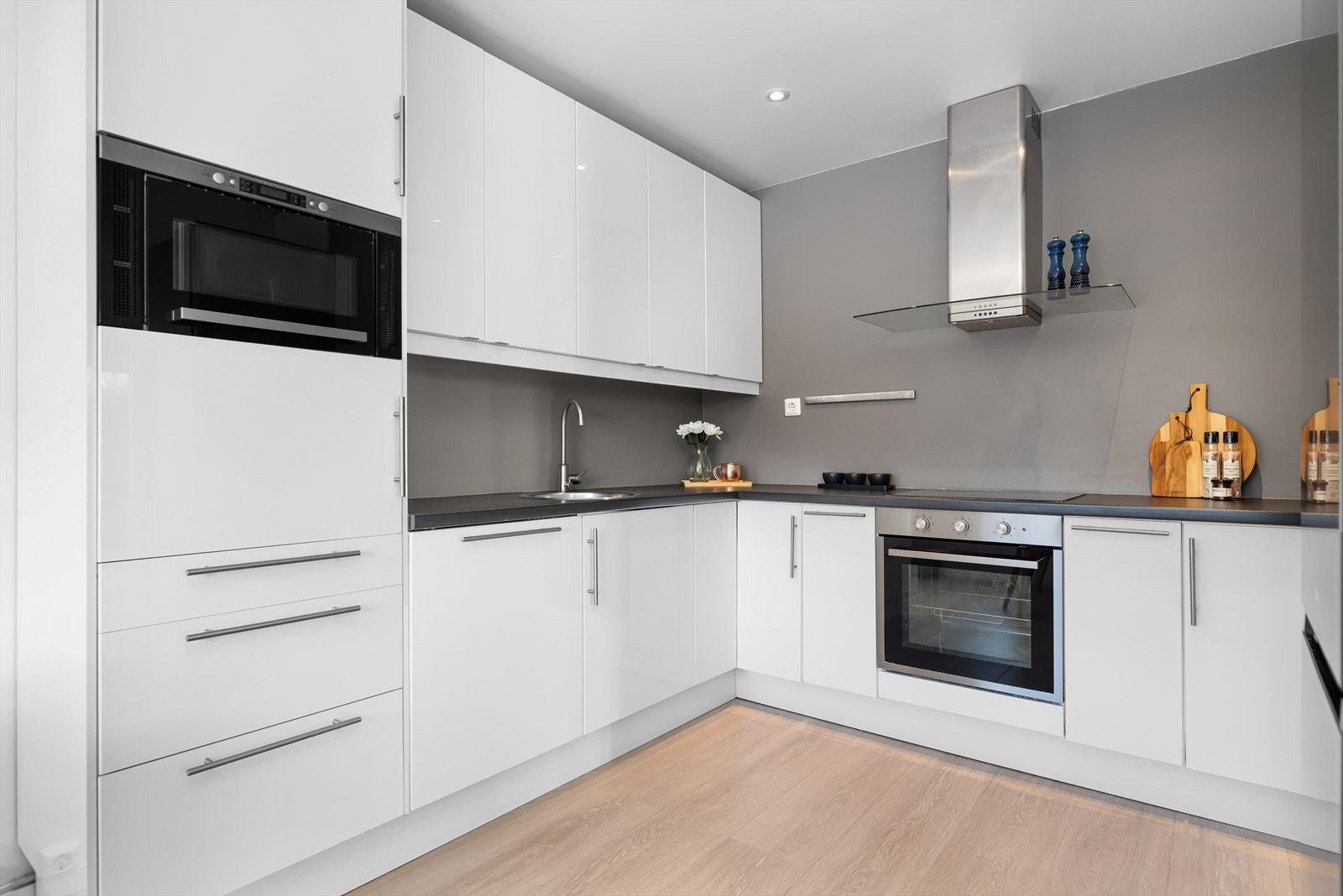 Det er godt med benkeplass og rikelig med rom for oppbevaring. Galleribilde