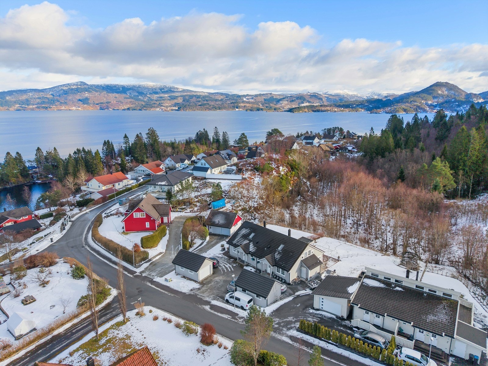 Dette er en flott halvpart av tomannsbolig med meget barnevennlig beliggenhet på Leknes. Galleribilde