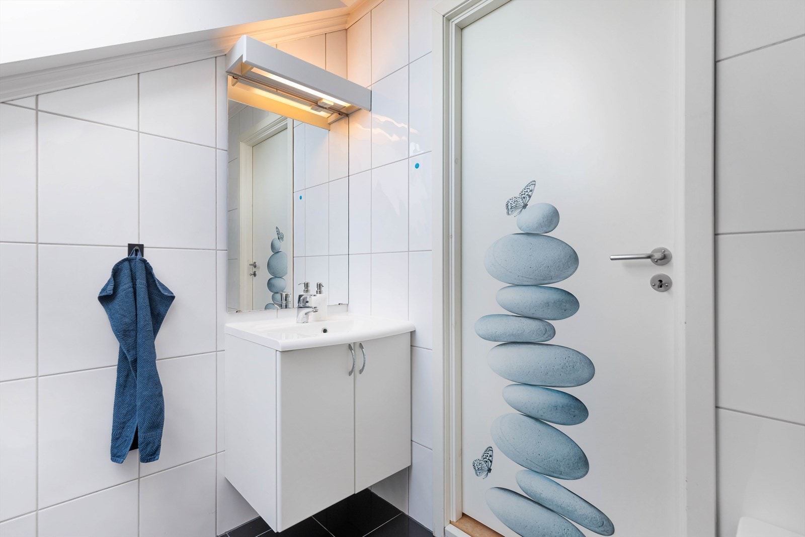 Her er det innredet med vegghengt klosett, servant med skap og badekar. Galleribilde