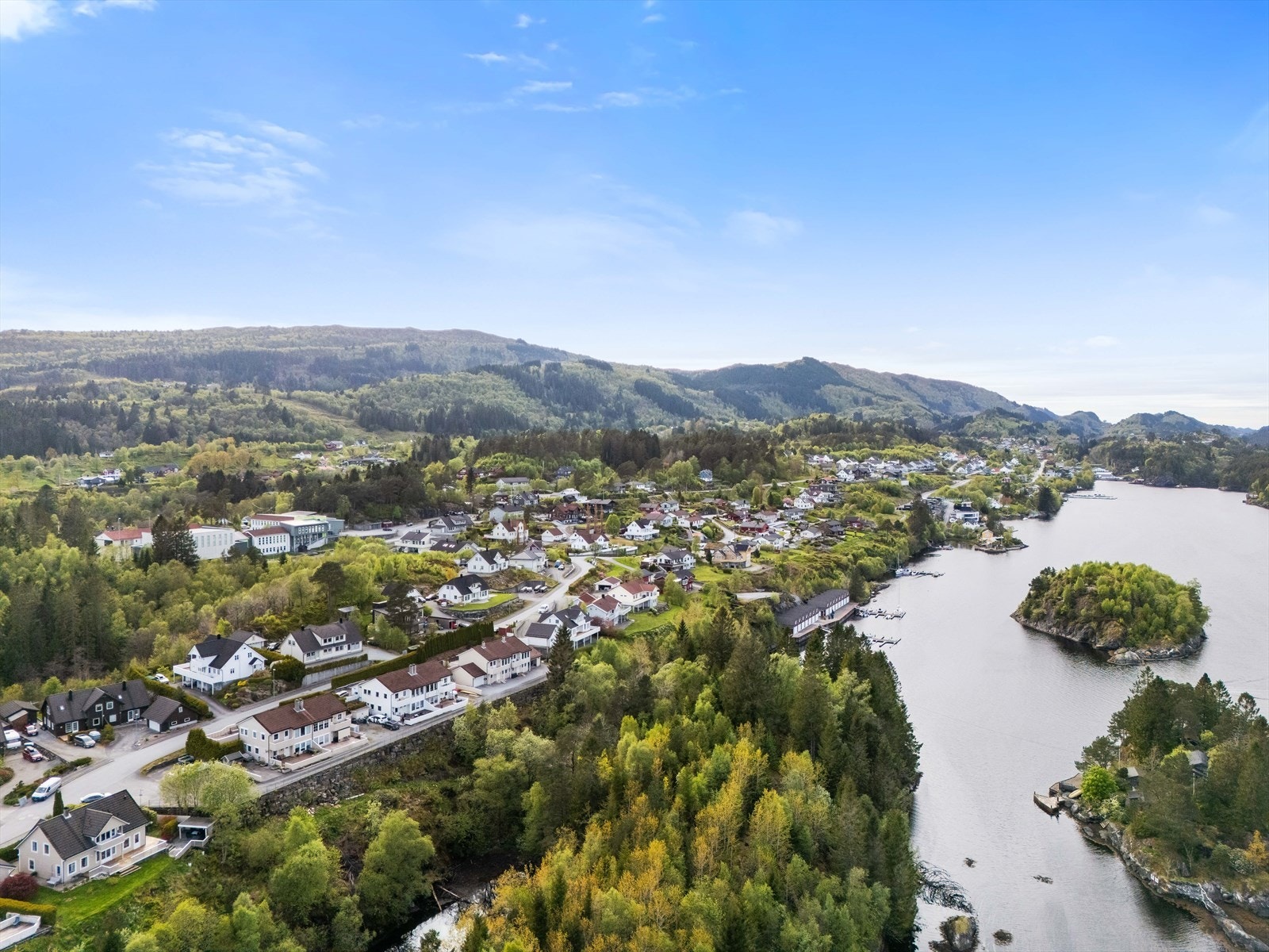 Eiendommen ligger i et rolig område med lite støy og hyggelige naboer. Galleribilde