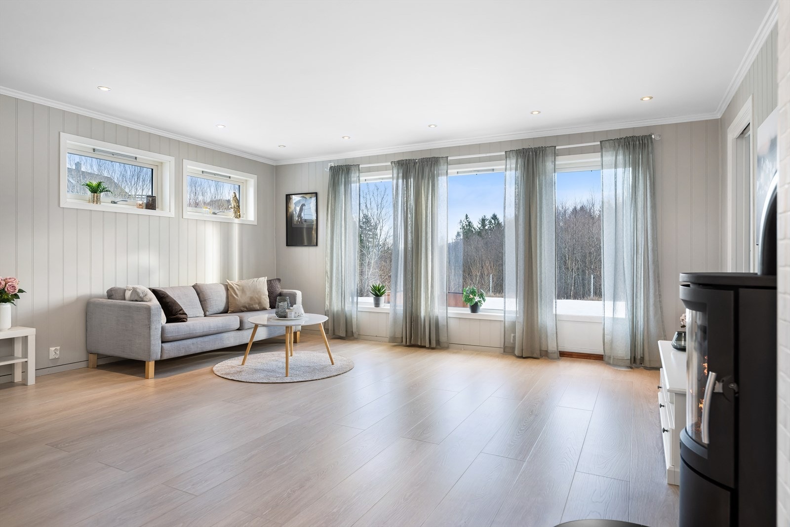 Vinduene gir godt med naturlig lysinnslipp i stuen. Galleribilde