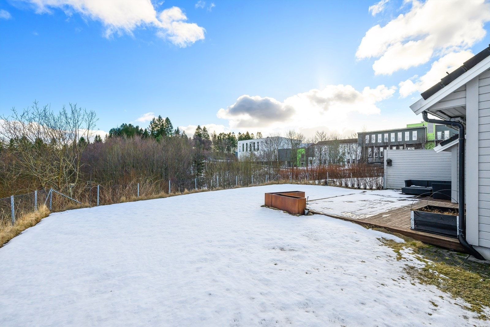 Her har barna god boltreplass i hage, og på terrassen er det god plass for alt av utemøbler man måtte trenge. Galleribilde