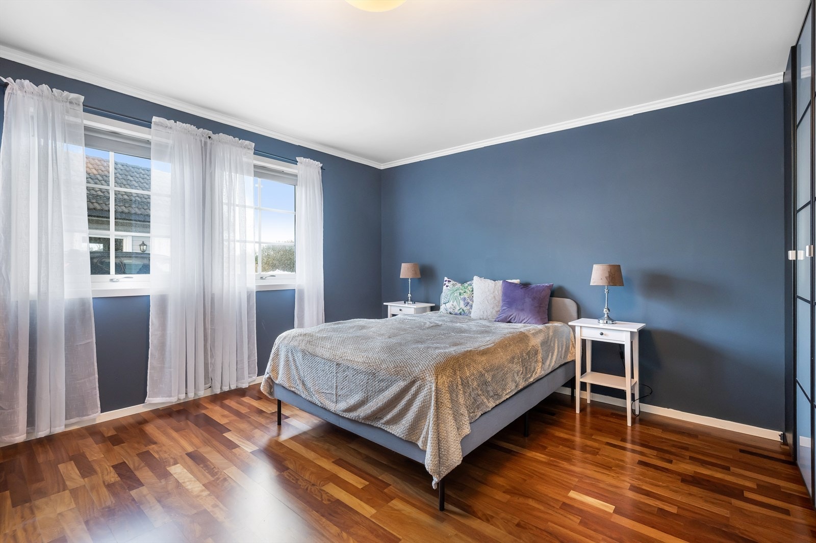 Soverommet er romslig med god plass til dobbeltseng, nattbord og oppbevaringsplass. Galleribilde