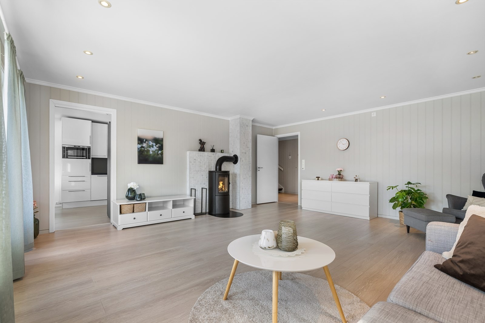 Boligen oppvarmes med vedovn og varmekabler i hele hovedetasjen utenom soverom. Galleribilde