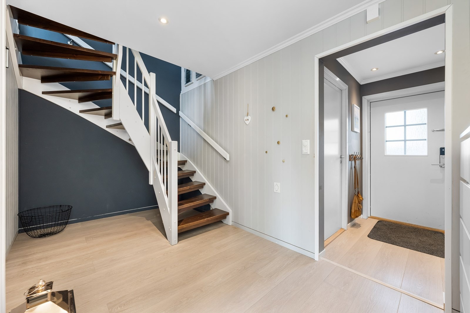 Stor hall med tilkomst til entré, vaskerom, bad, soverom og stue/kjøkken. Galleribilde