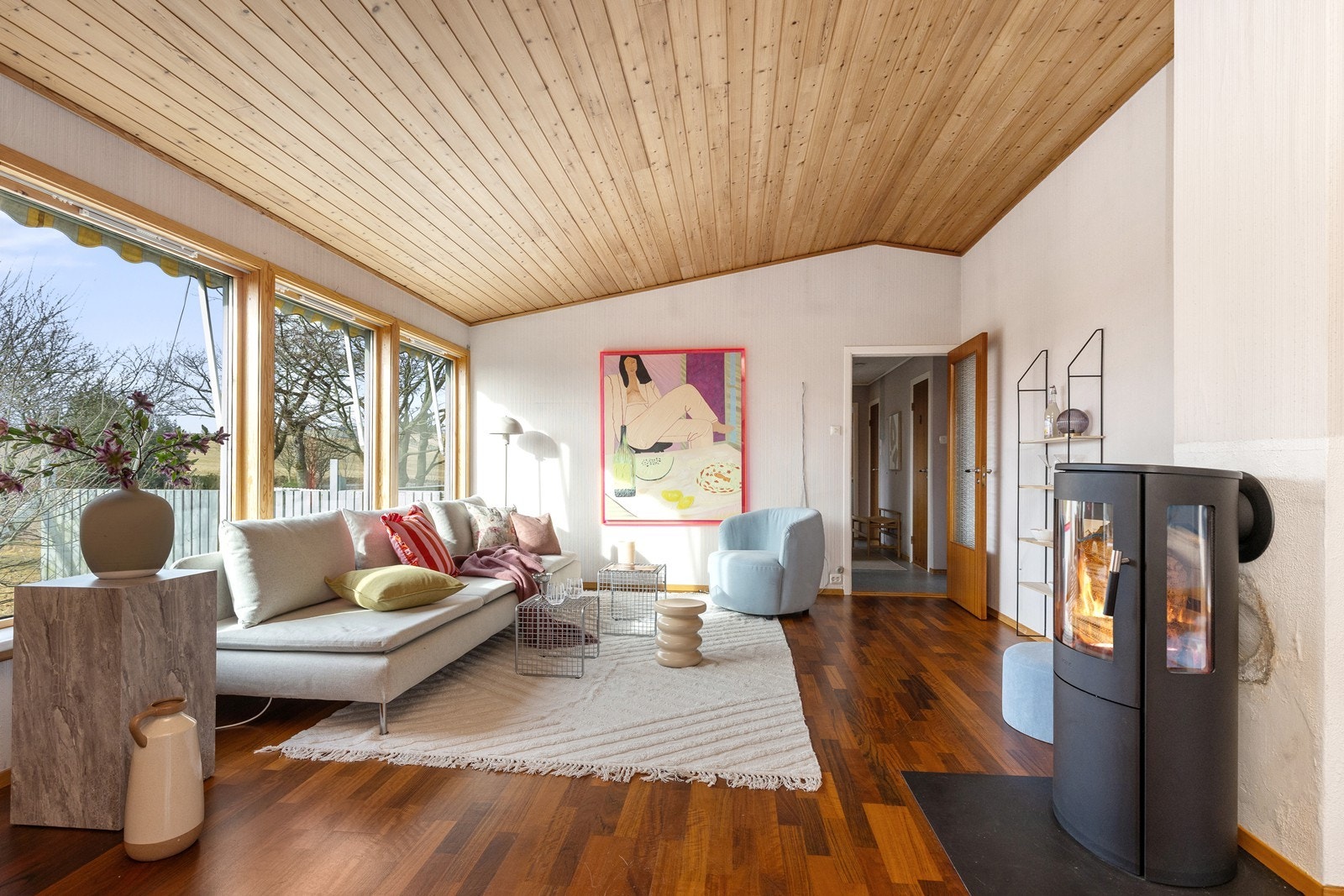 Fra stuevinduene ser du ut på den store hagen. Galleribilde