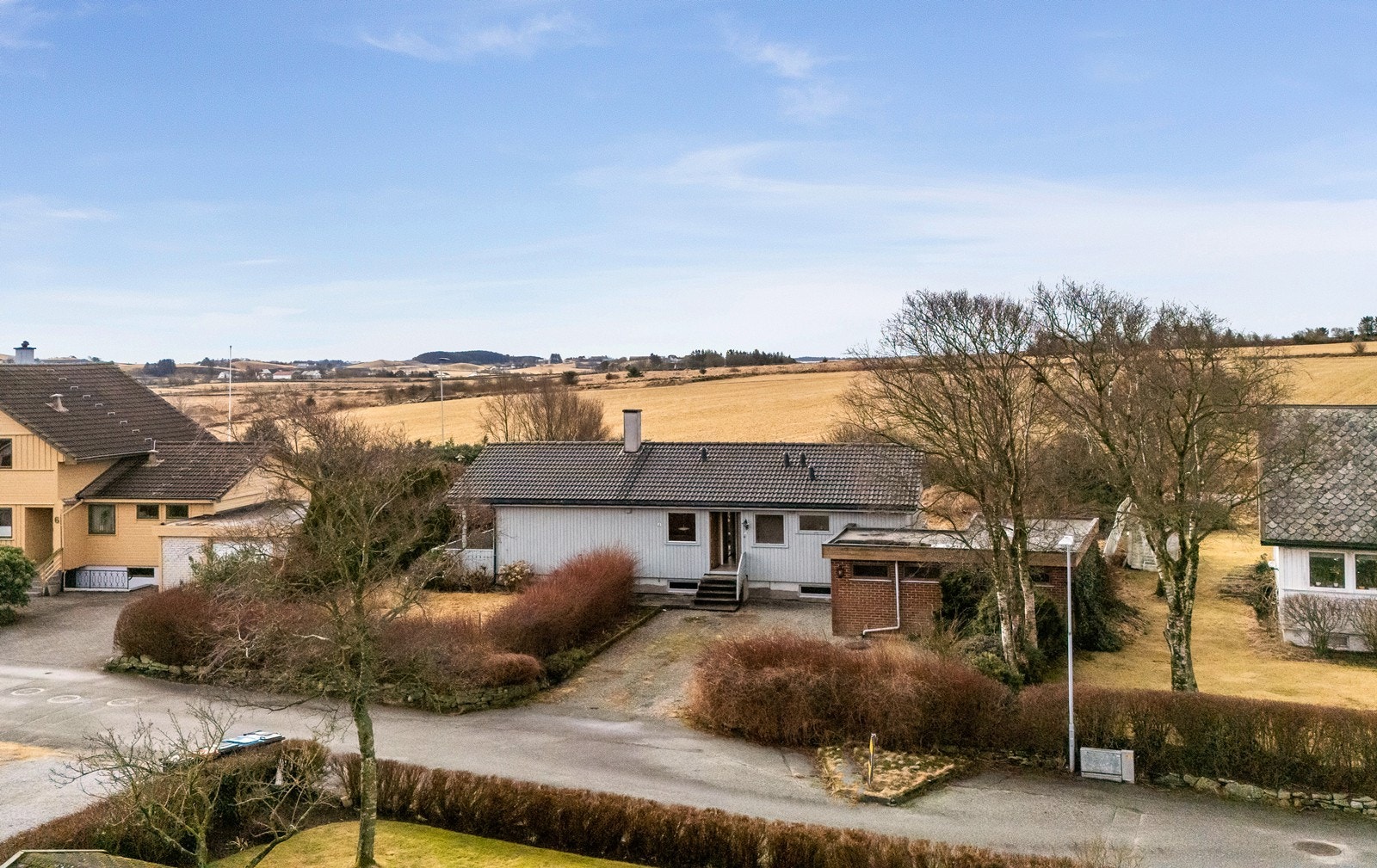 På fremsiden av boligen er det også romslig med hage, gårdsrom og garasje med tilhørende verksted. Galleribilde