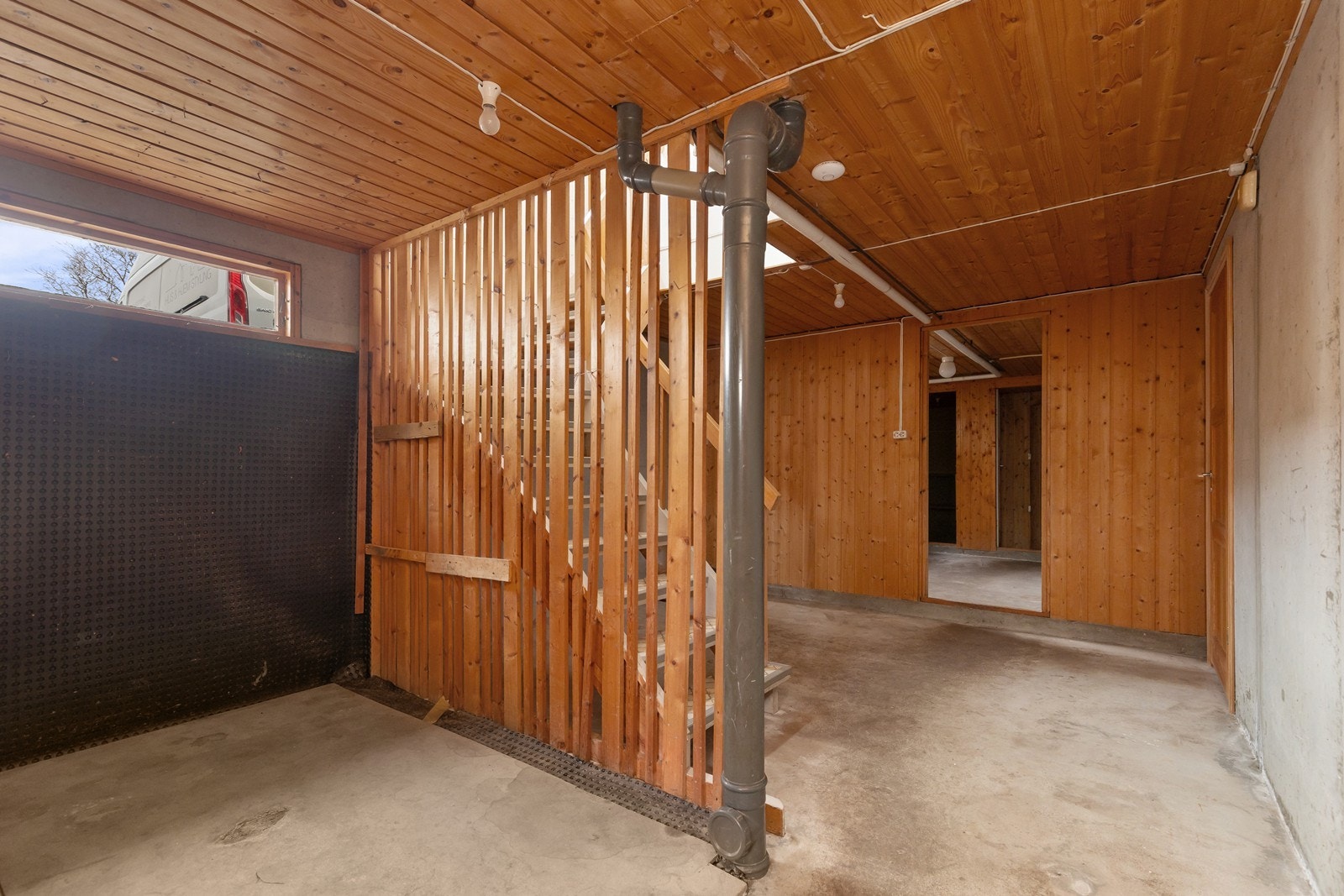 I kjelleren finner man kjellerinngang, vedbod, matbod, bod, vaskerom, kjølerom og kjellerstue. Galleribilde