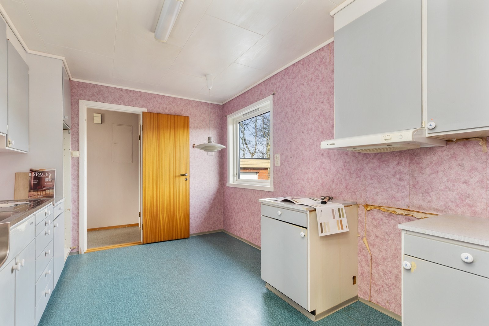 Kjøkkenet er romslig, men har behov for renovering. Galleribilde