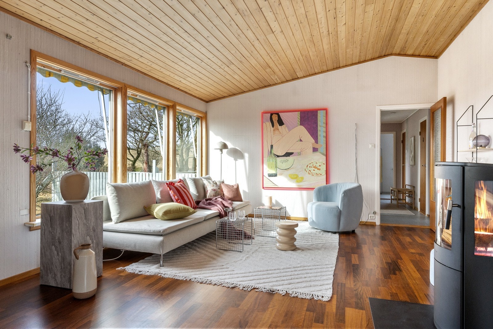 Det er hovedsakelig elektrisk oppvarming, men i stue og kjellerstue er det vedovn. Galleribilde