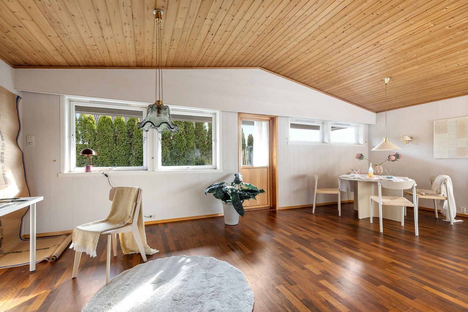 Fra stuen er det utgang til terrasse. Galleribilde