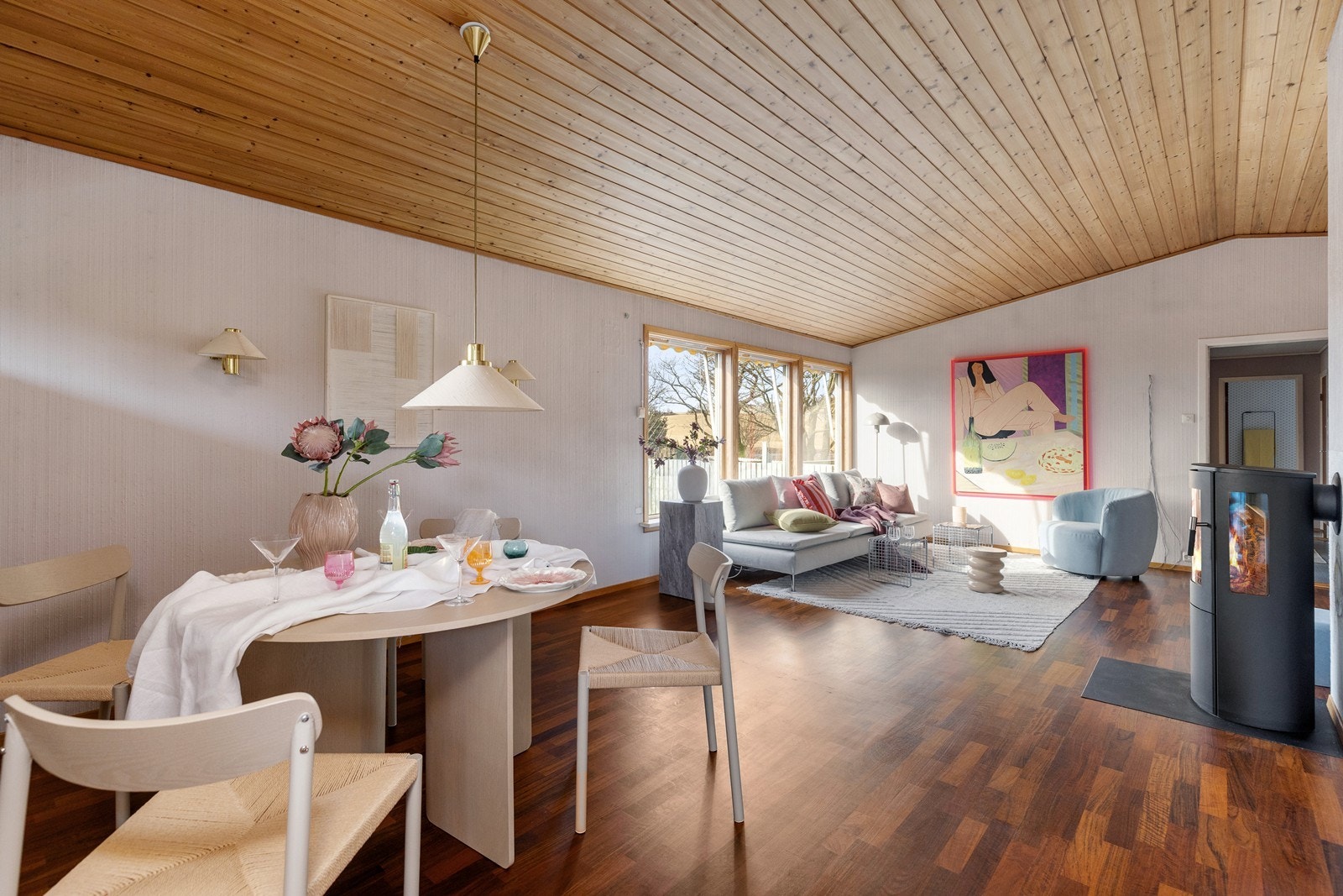 Stuen har en ekstra takhøyde som gir bra romfølelse. Galleribilde