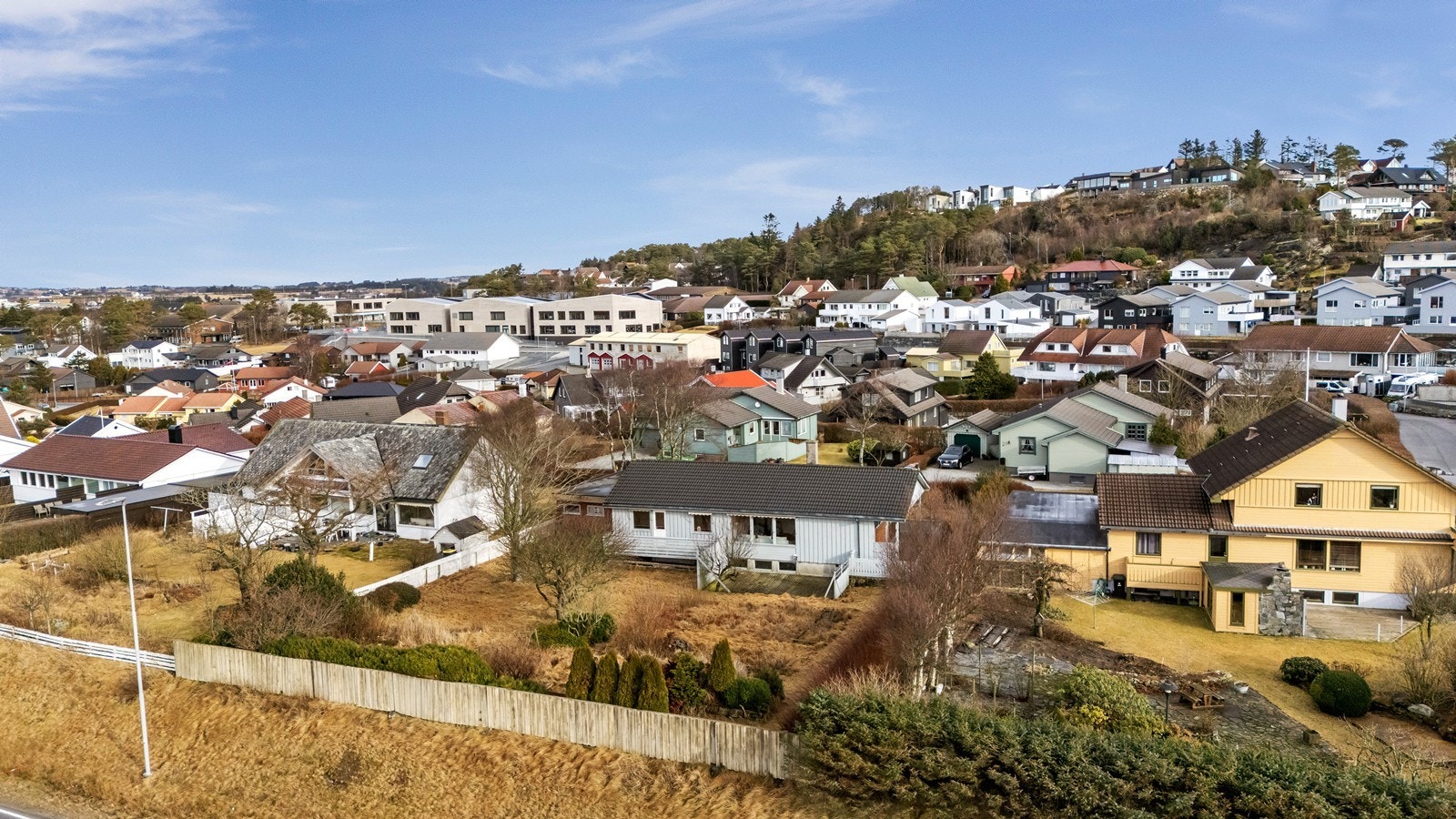 Boligen har en attraktiv beliggenhet i et etablert boligfelt i Verdalen. Galleribilde