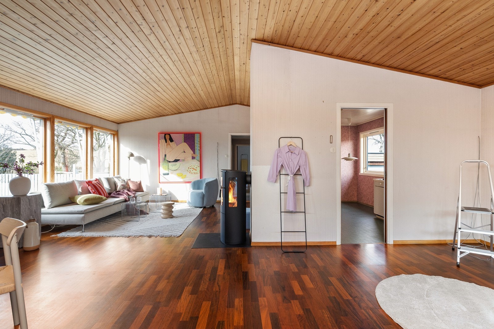 Store vindusflater, ekstra takhøyde og god planløsning. Galleribilde