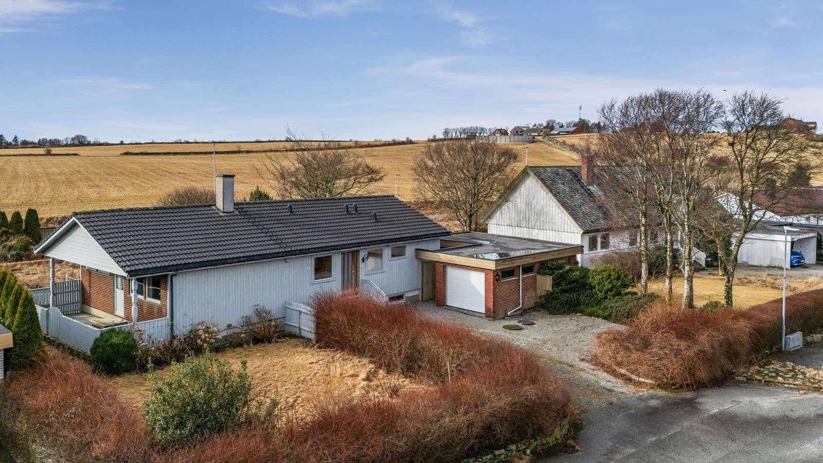 Boligen har romslig gårdsrom med plass til flere biler og egen garasje. Galleribilde