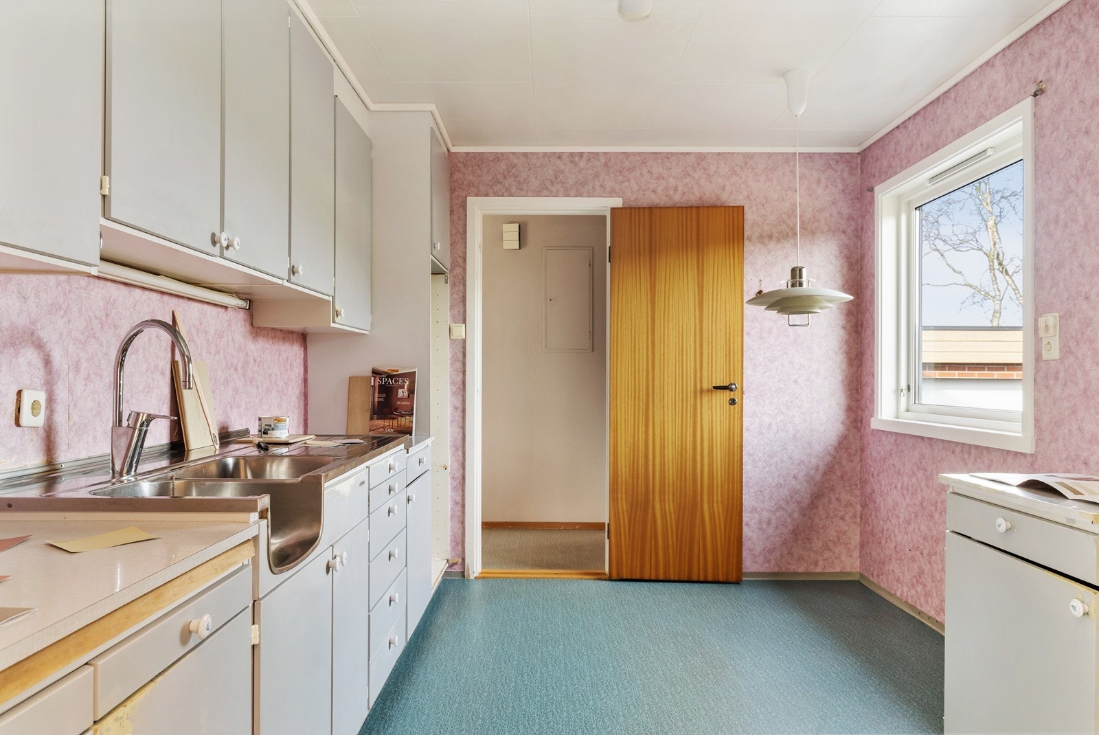 Direkte utgang til gang og stue fra kjøkken. Galleribilde