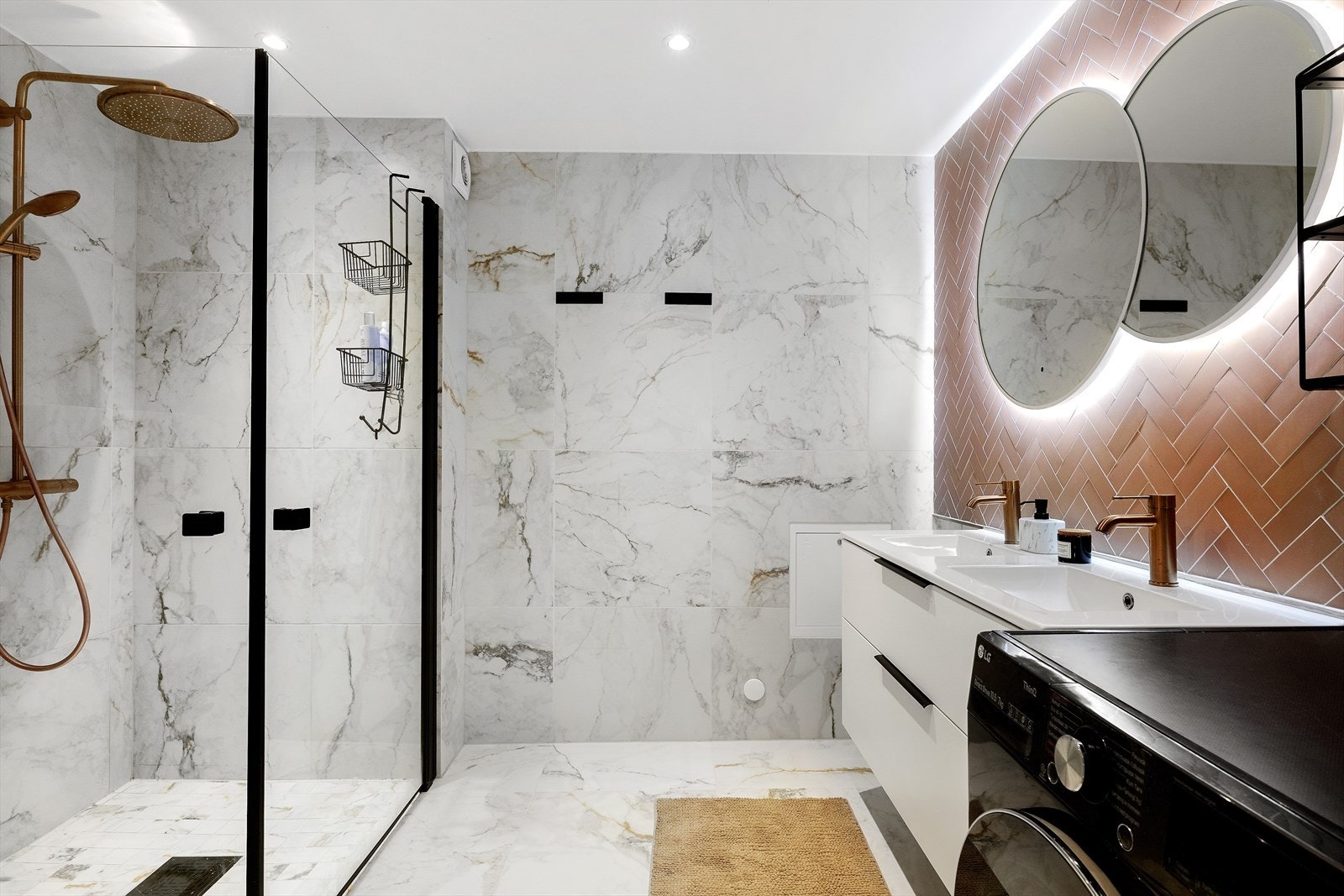 I 2. etasje ligger et særdeles flott baderom som ble totaloppusset i 2021. Galleribilde