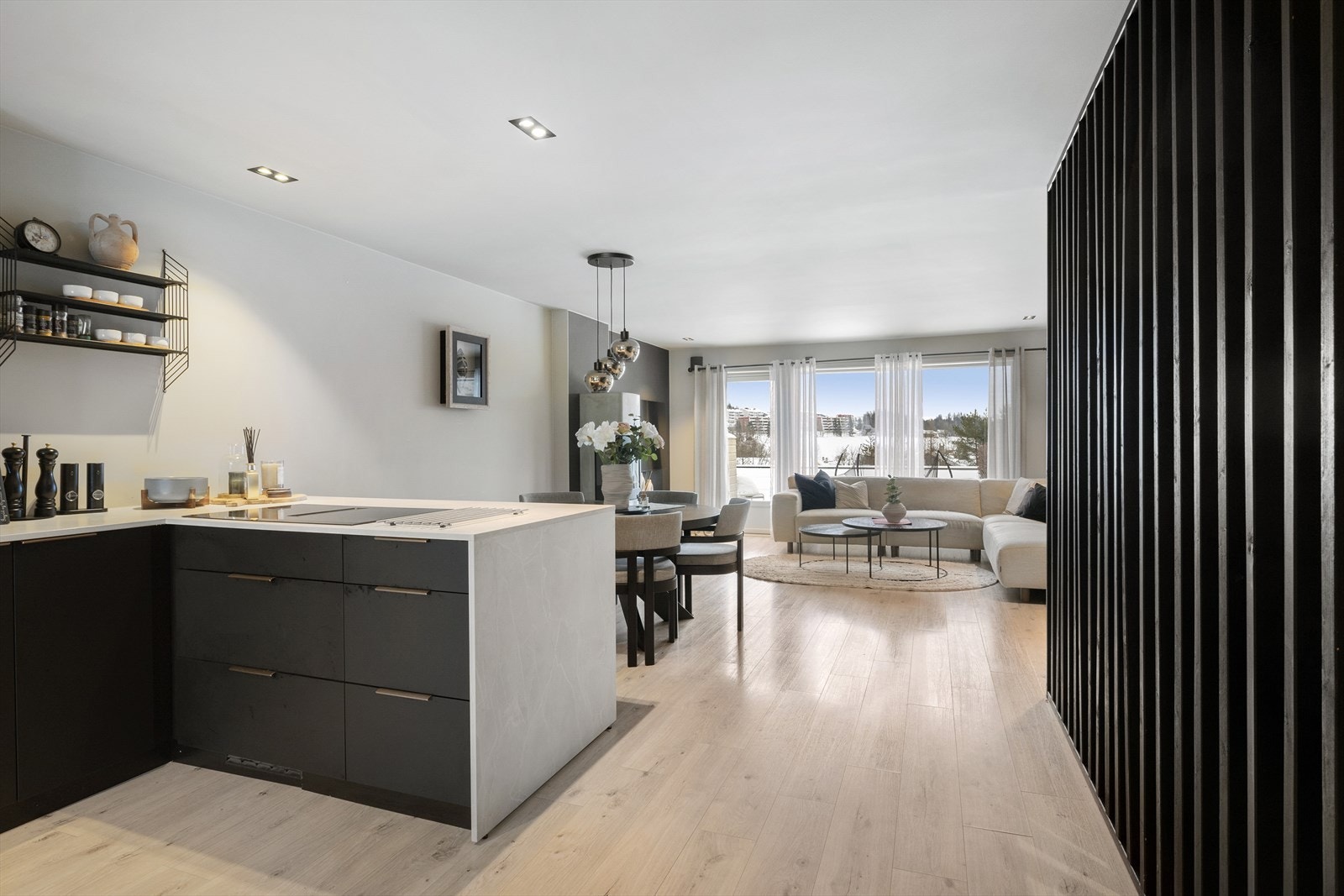 Innenfor entreen ligger et lyst og sosialt allrom med stue og kjøkken. Galleribilde