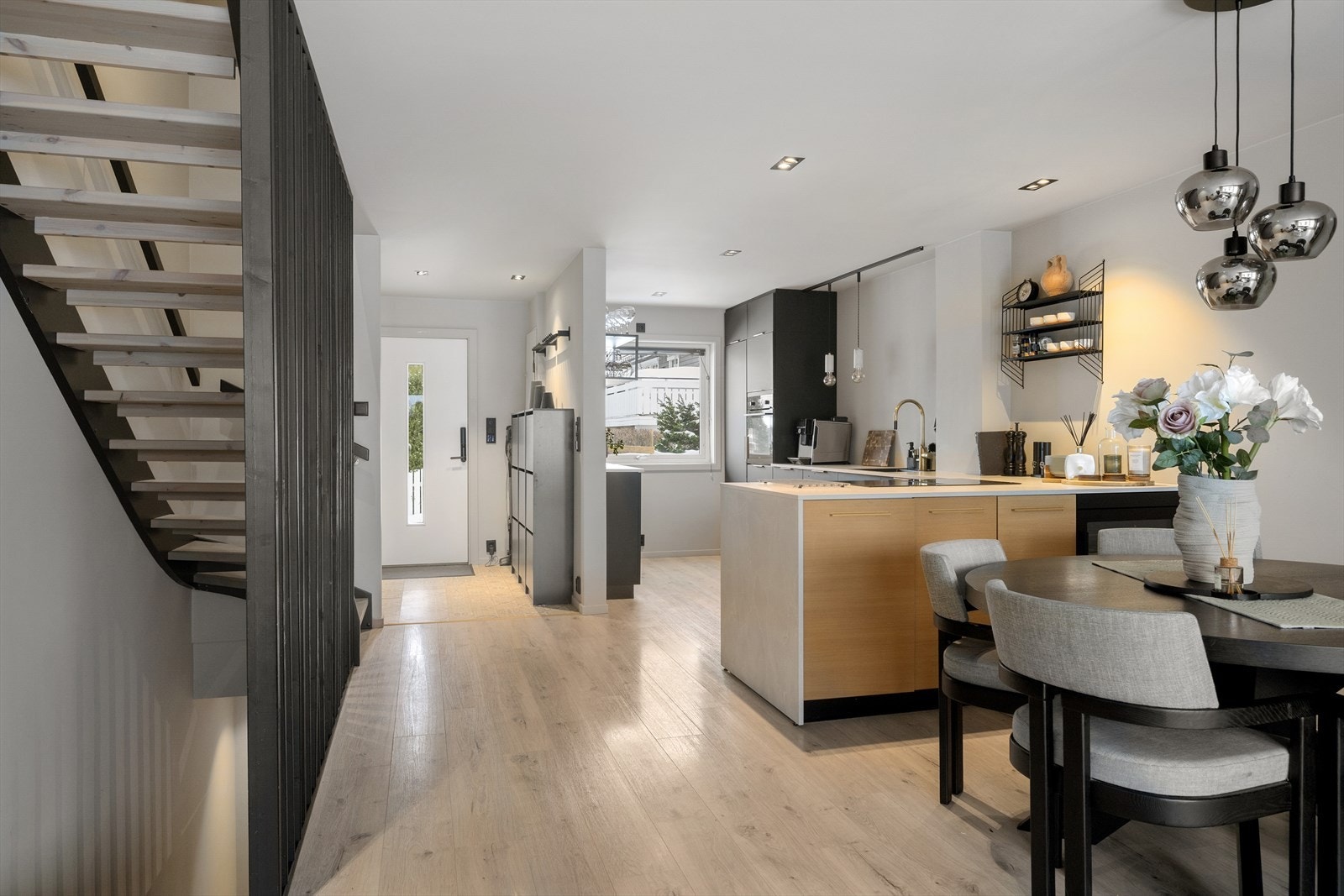 Lekkert kjøkken fra Kvik i åpen løsning mot stuen. Galleribilde