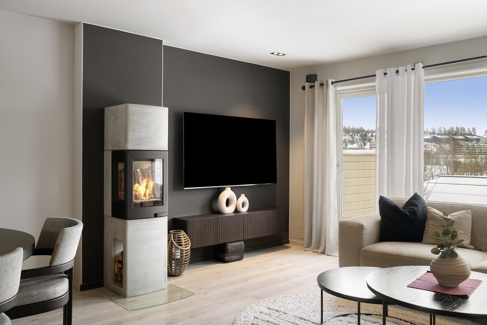 God varme fra peisovnen med innfelt vedhylle under. Galleribilde