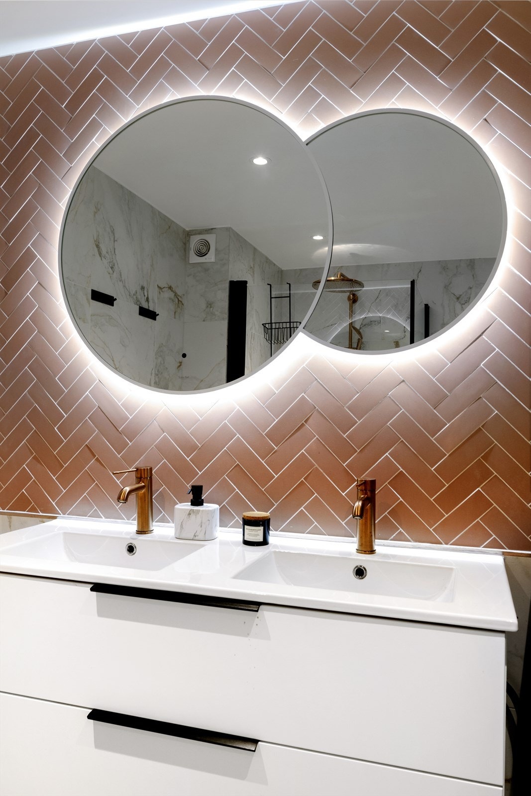 Dobbel servant med skuffeseksjon og speil med integrert belysning over. Galleribilde