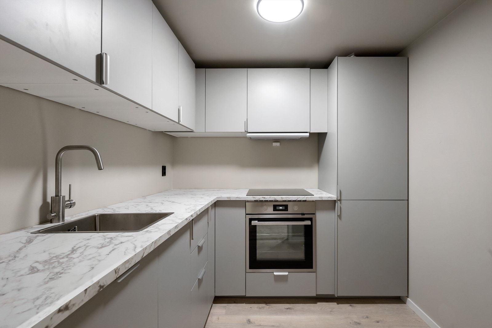 Bod innredet med et nytt kjøkken. Galleribilde