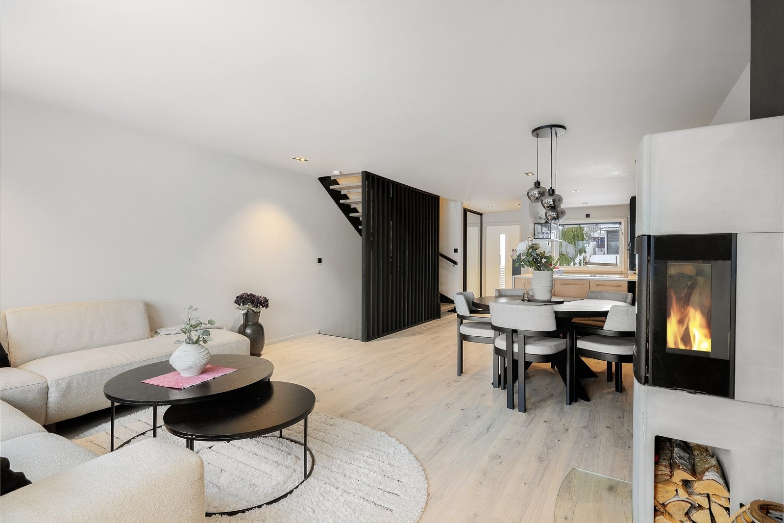 Gjennomgående lysinnslipp, lyse fargetoner og flott uteplass i enden. Galleribilde