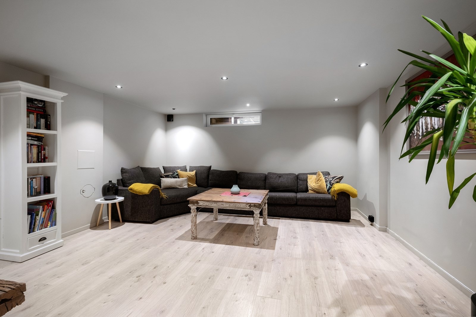 I kjelleretasjen finner vi en ekstra stue som gir familier med barn økt spillerom i hverdagen. Galleribilde