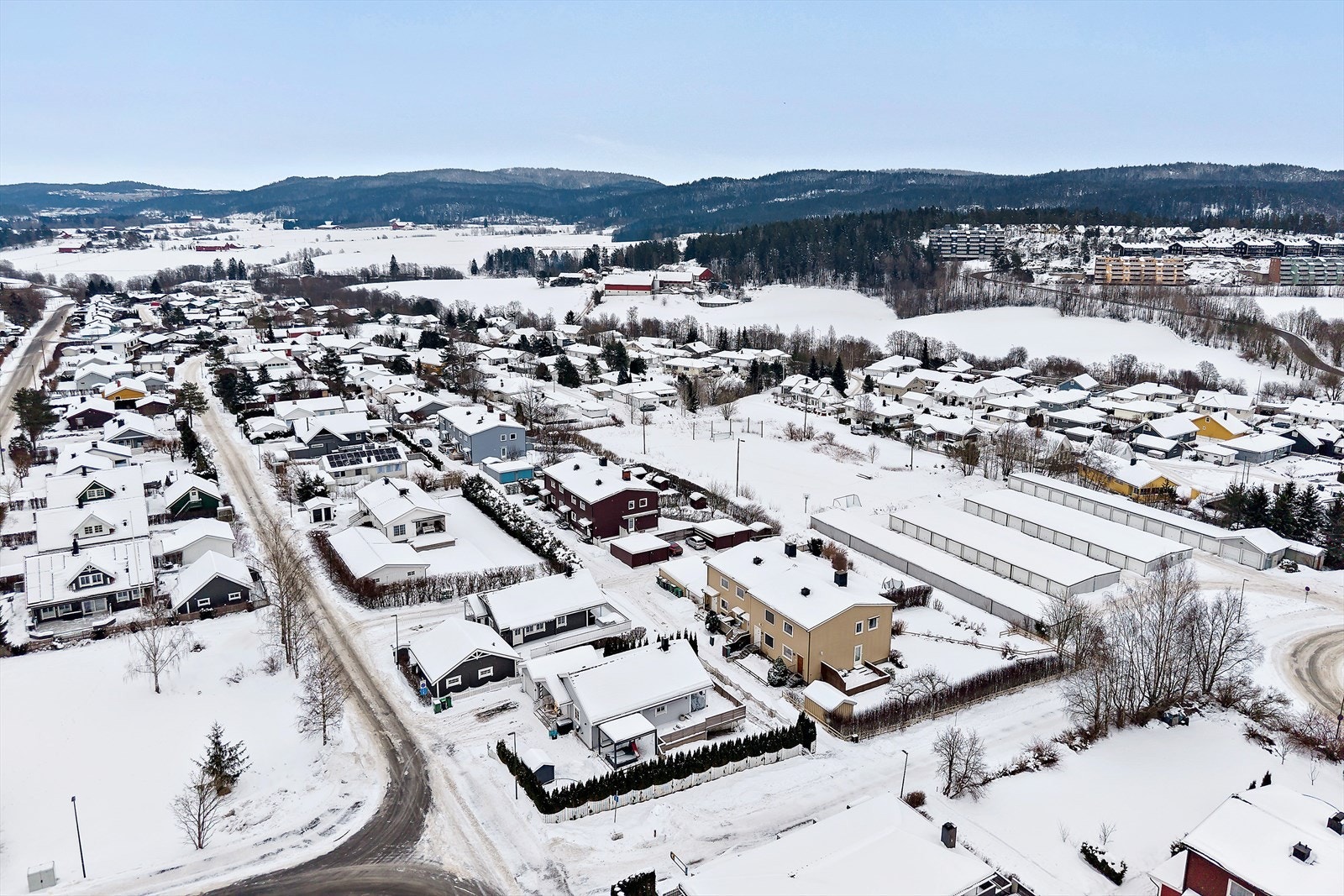 Finstadjordet er et populært boligområde utenfor Lørenskog sentrum bestående av eneboliger og småhus og er kjent for sine grønne områder og rolige atmosfære. Galleribilde