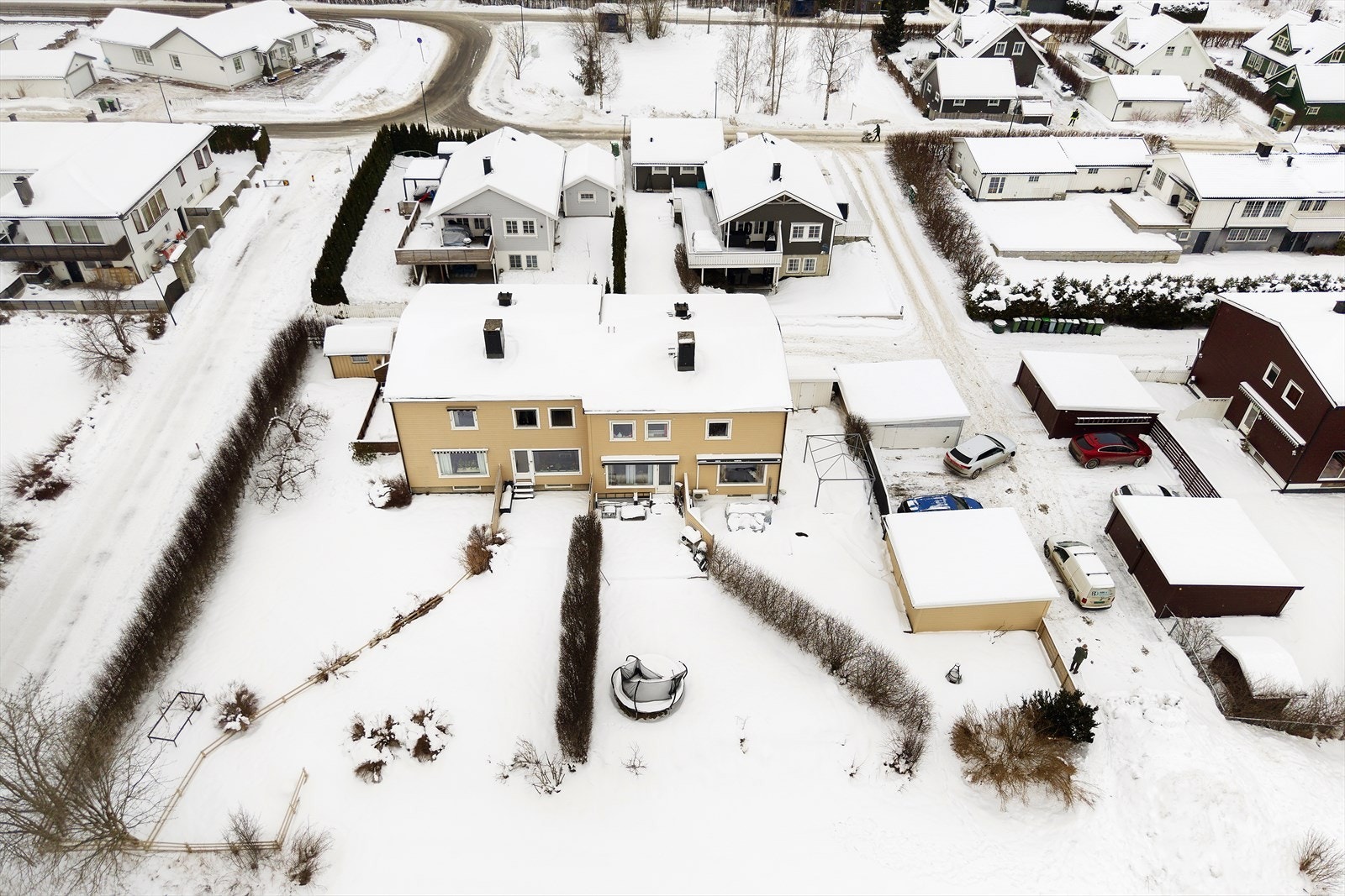 Sydvendt terrasse og hage med god plass til lek og rekreasjon - året rundt! Galleribilde