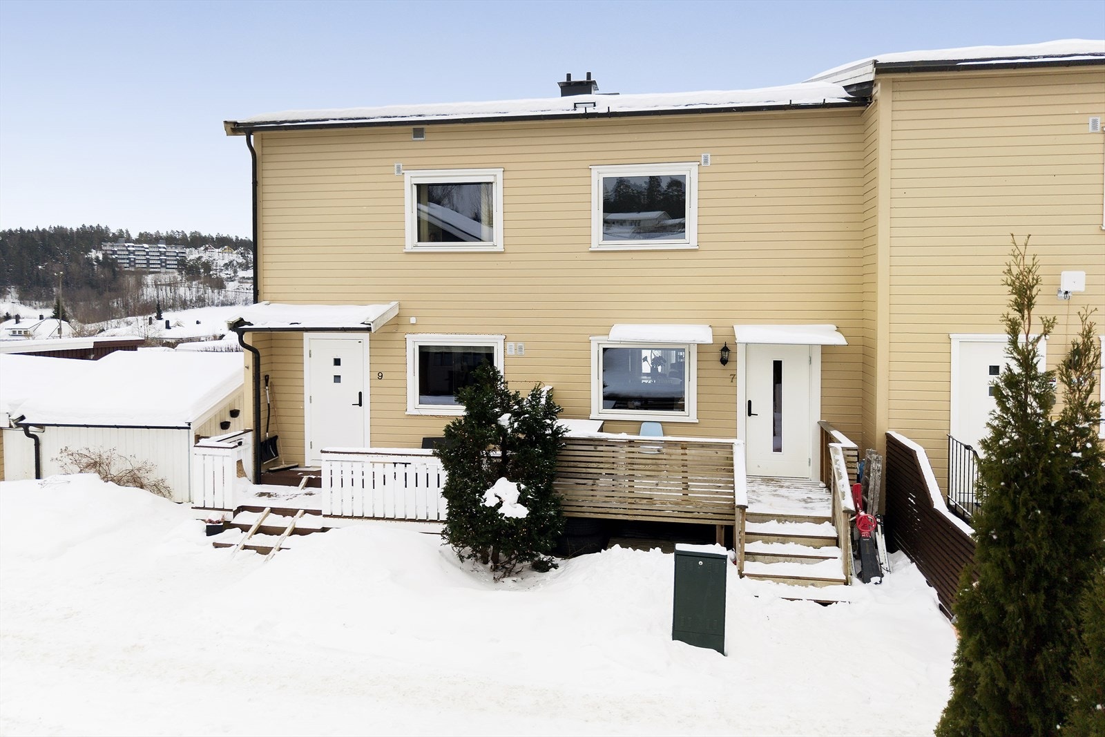 Terrasse ved inngangspartiet. Praktisk kodelås på ytterdøren. Galleribilde