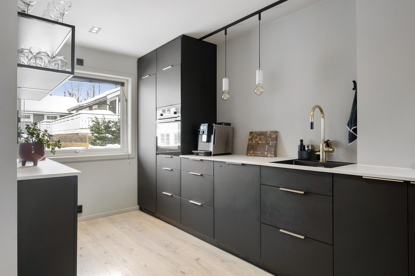 Komplett utstyrt med integrerte hvitevarer. Galleribilde