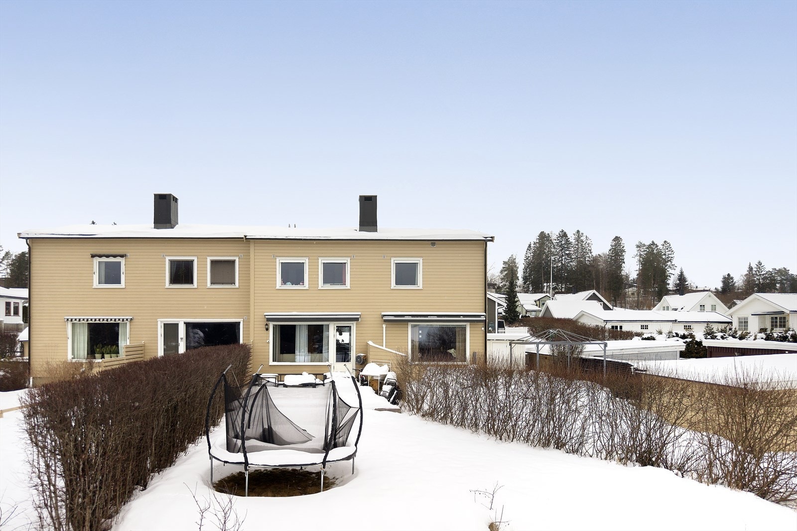 Flott familierekkehus over tre plan med solrike uteplasser. Privat hage og terrasse utenfor stue/kjøkken. Galleribilde