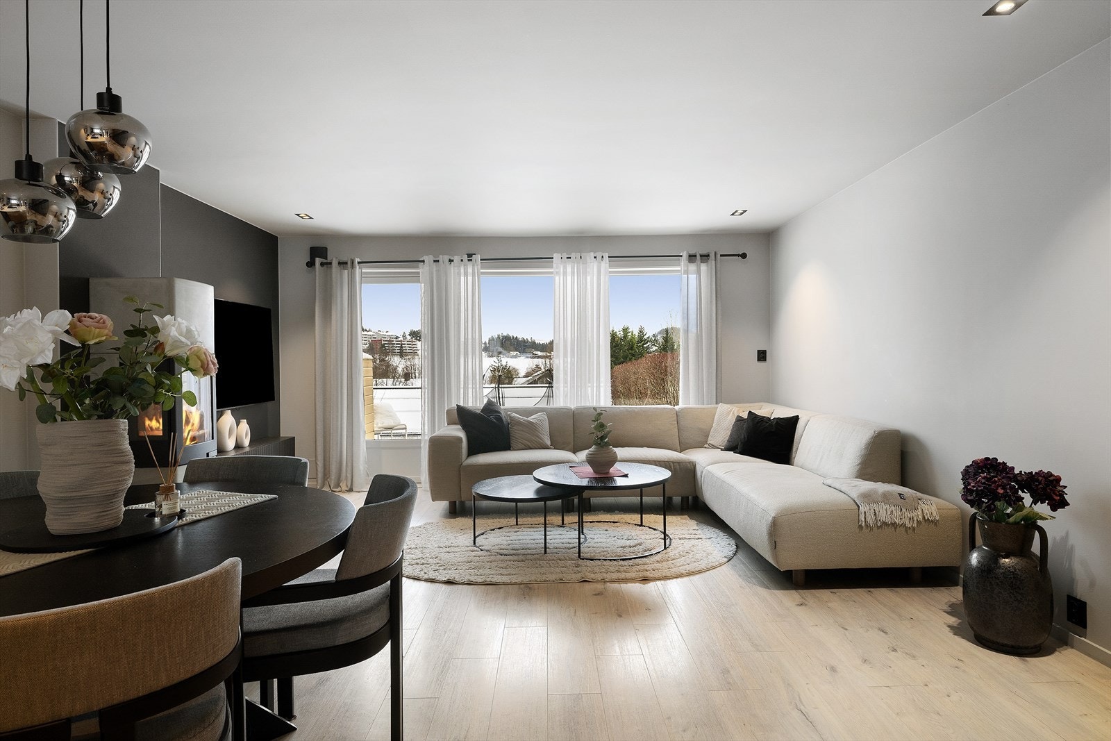 God plass til en avslappende sofalounge, mediemøblement og spisestue fint plassert i nærheten av kjøkkenet. Galleribilde