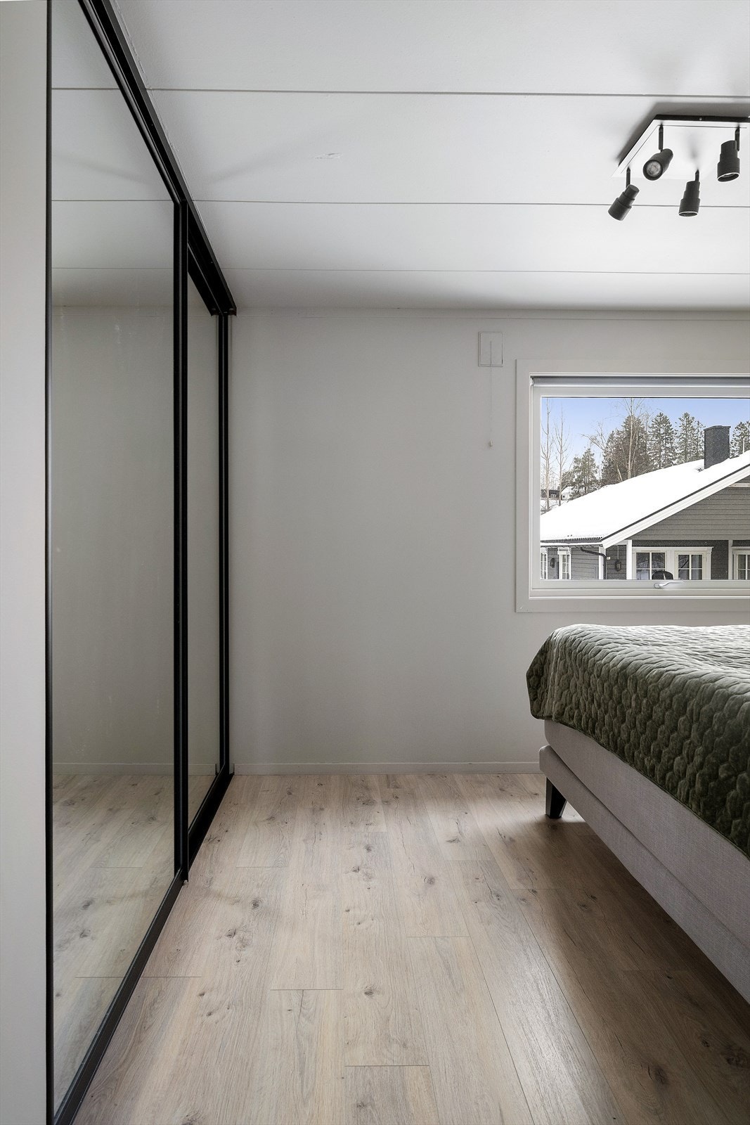 Her er det integrert skyvedørsgarderobe med speilfronter. Galleribilde