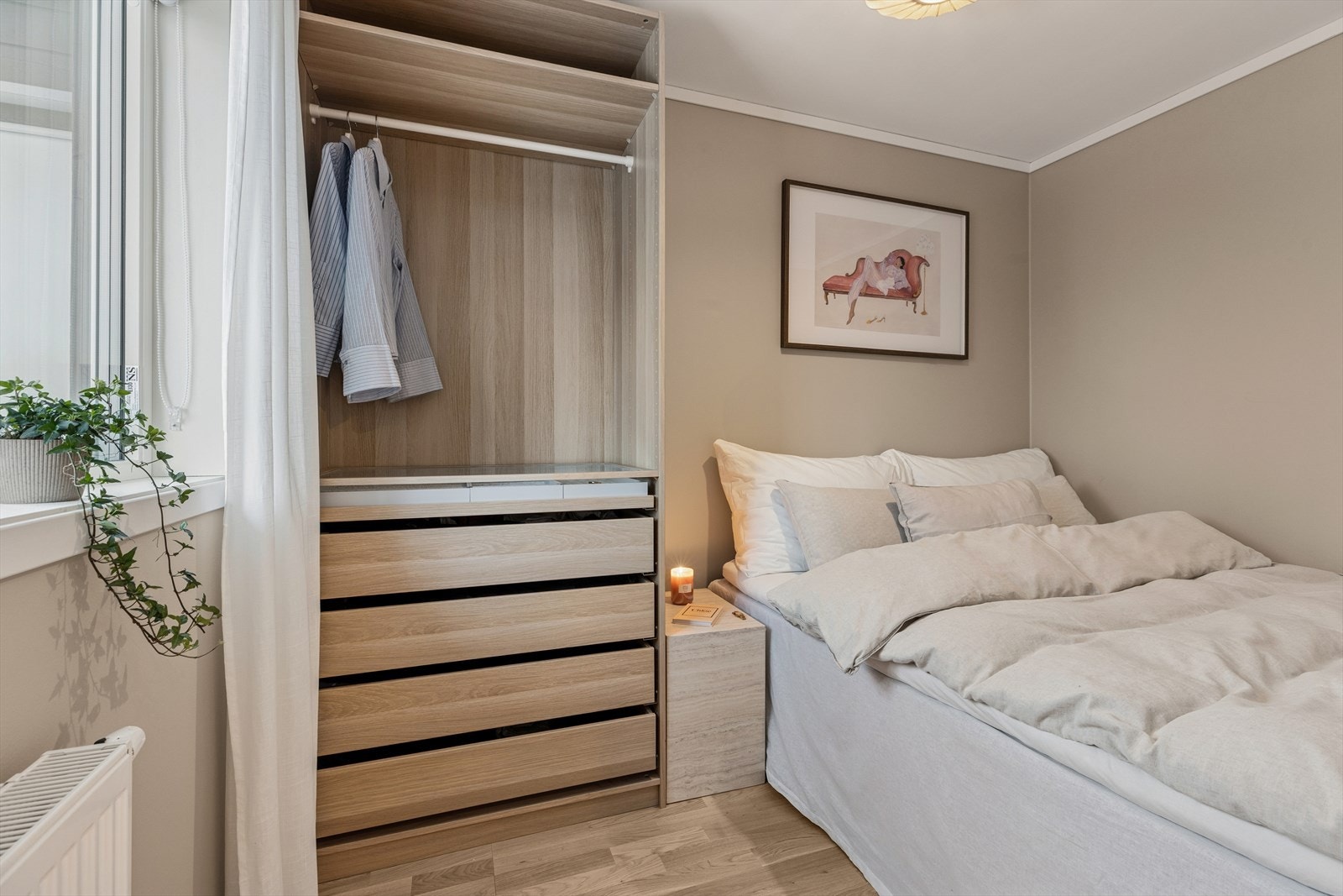 Videre byr leiligheten på ett soverom som har plass til dobbeltseng, nattbord og garderobeskap med god oppbevaringsplass. Galleribilde