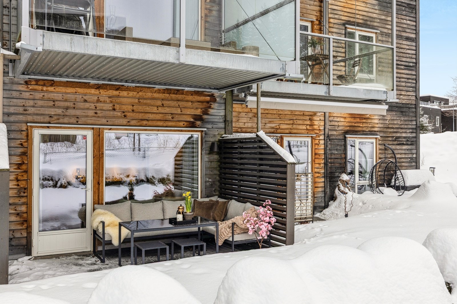 En lys 2-roms selveierleilighet med solrik uteplass og parkering i felles garasjeanlegg. Galleribilde