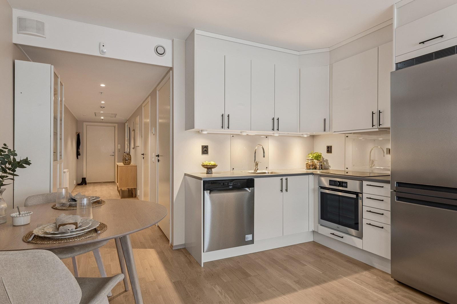 Kjøkkenet er innredet i en praktisk form og har godt med skap- og benkeplass. Galleribilde