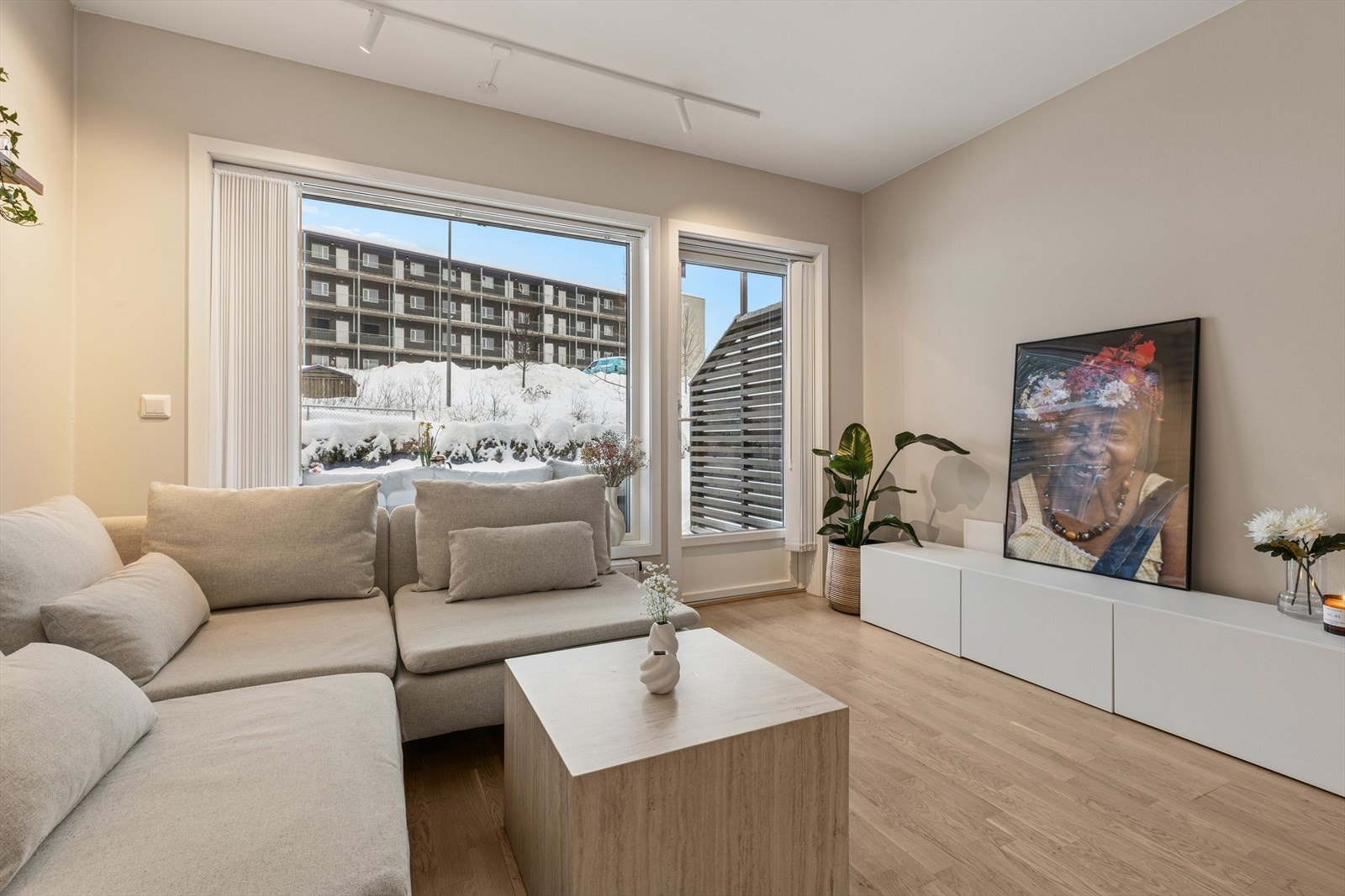 Stuen oppleves arealeffektiv med plass til sofagruppe og TV-møblement. Galleribilde