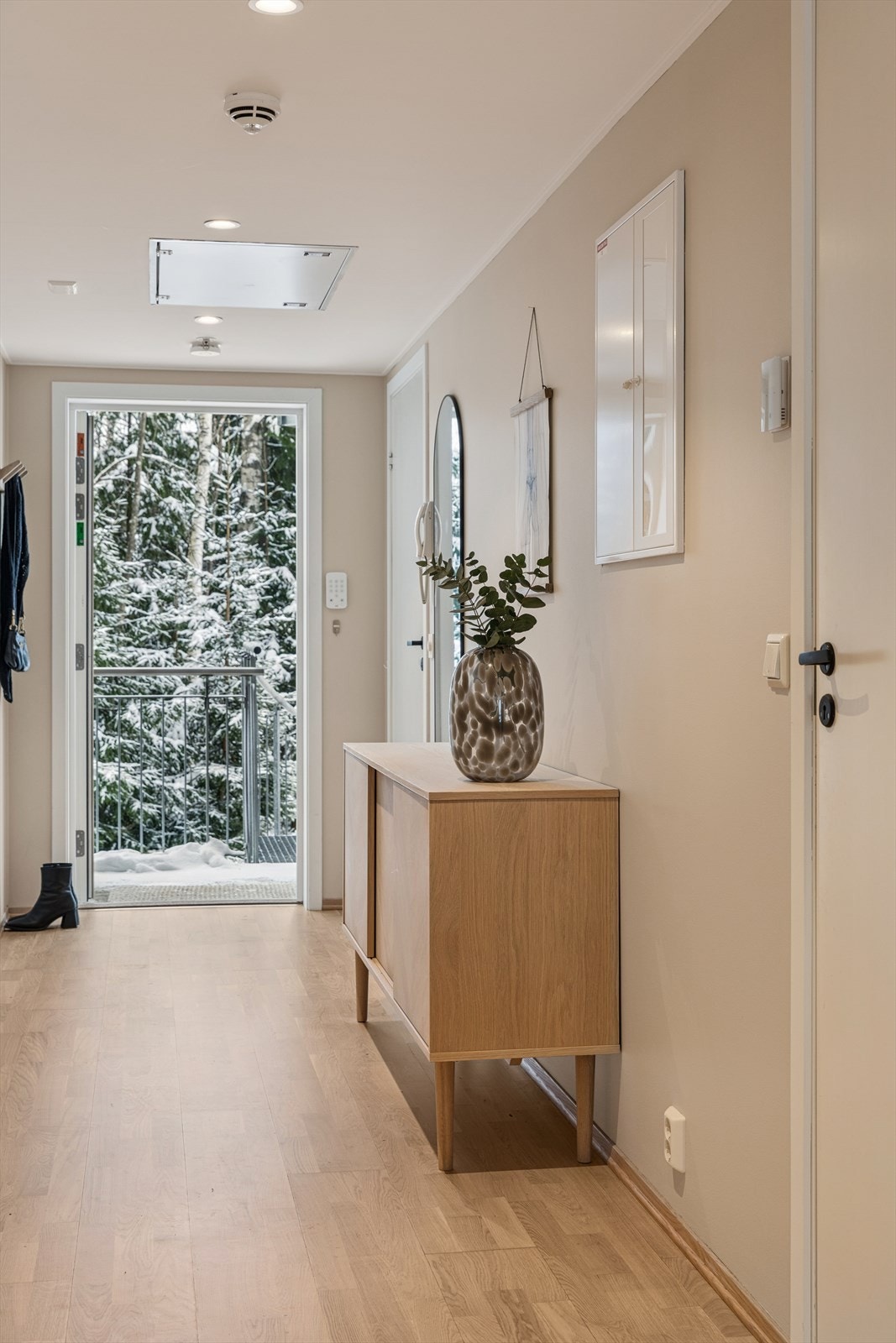 Det er adkomst til leiligheten som ligger i 1. etasje via heis eller felles trappegang. Galleribilde